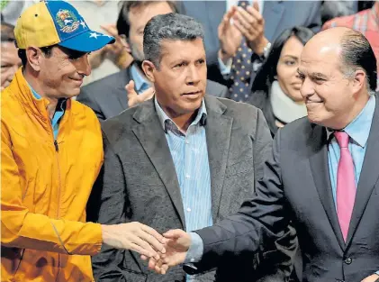  ?? AFP ?? Otras épocas. Falcón (centro) entre los opositores Henrique Capriles (izq.) y Julio Borges, en julio último.
