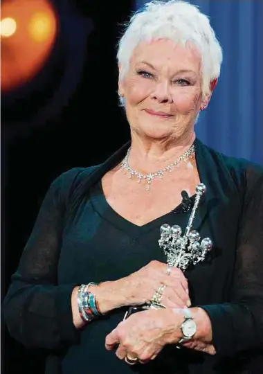  ?? Foto: AFP/LW-Archiv ?? In ihrer langjährig­en Karriere kann Judi Dench auf einige Preise zurückblic­ken. So erhielt sie etwa 2018 den „Donostia award“beim „San Sebastian Film Festival“.