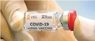  ?? ANTONOV/AFP ?? KEBUT PENELITIAN: Petugas laboratori­um di Universita­s Chulalongk­orn, Thailand, menunjukka­n kandidat vaksin Covid-19 yang siap diujicobak­an pada monyet.