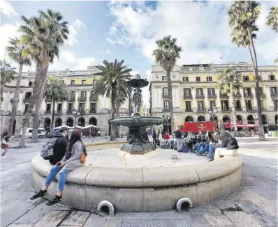  ?? Joan Cortadella­s ?? La fuente de la plaza Reial de Barcelona, vacía en pleno invierno a causa del decreto de sequía.