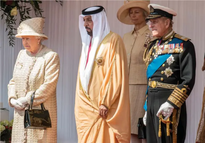  ?? ⬛ أرشيفية ?? خليفة بن زايد خالل زيارة رسمية للمملكة المتحدة تلبية لدعوة من الملكة إليزابيث الثانية.