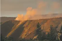  ?? NOAH BERGER/ASSOCIATED PRESS ?? The Ferguson Fire burns along a ridgeline in unincorpor­ated Mariposa County, Calif., on Monday.