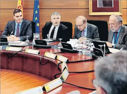  ?? JOSE MARIA CUADRADO JIMENEZ / EFE ?? El presidente de Gobierno en funciones, Pedro Sánchez, con el ministro Grande-marlaska