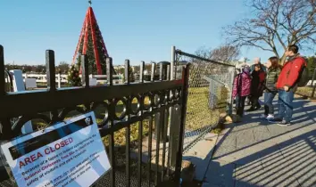  ?? Foto: Mark Wilson, afp ?? Näher geht es nicht heran an den „Nationalen Weihnachts­baum“: Als Folge des teilweisen Regierungs-„Shutdown“in den USA ist auch dieses Gelände in der Hauptstadt Washington gesperrt.