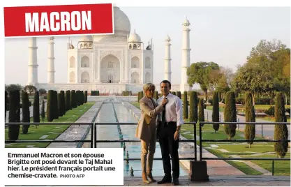  ?? PHOTO AFP ?? Emmanuel Macron et son épouse Brigitte ont posé devant le Taj Mahal hier. Le président français portait une chemise-cravate.