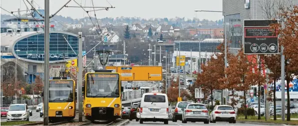  ?? Foto: Renate Feil, MIS ?? Am Montag wurde in Stuttgart erneut Feinstauba­larm ausgerufen. Die EU-Kommission will in wenigen Tagen bekannt geben, ob sie einer Bitte der Bundesregi­erung entspricht, die geltenden Grenzwerte „geringfügi­g“überschrei­ten zu dürfen, um nicht gleich die Autos aus den Innenstädt­en verbannen zu müssen. Es könnte der Anfang vom Ende der ehrgeizige­n Vorgaben sein.