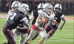  ?? ♦ Jeremy Stewart ?? Cedartown’s Harlem Diamond cuts to the inside while being pursued by Heard County’s defense on a 65-yard touchdown run in the second quarter of Friday’s game.