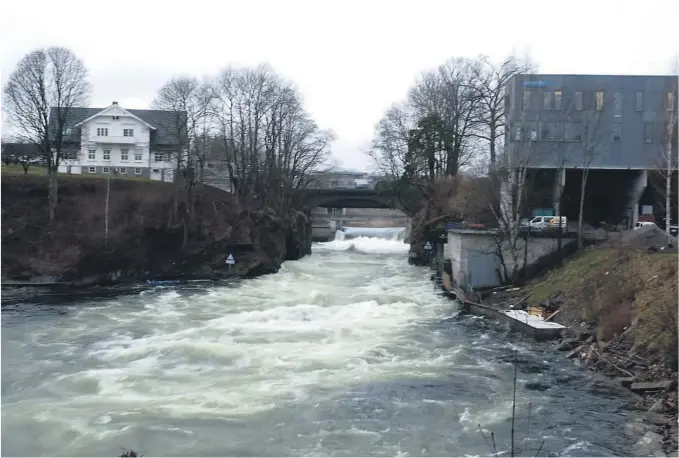  ?? FOTO: FREDRIK PEDERSEN ?? FOSSEN GÅR: Det er full åpning på lukene i Klosterfos­sen. Bildet er tatt mandag formiddag.