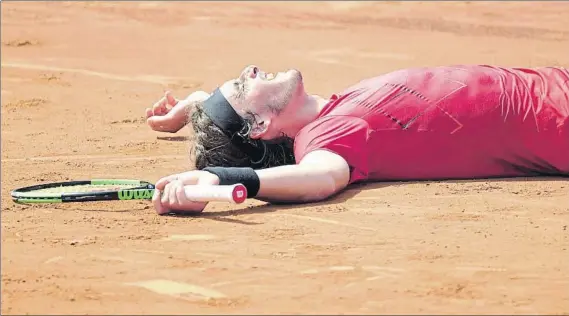  ?? FOTO: MANEL MONTILLA ?? Stefanos Tsitsipas se rebozó sobre la tierra de la pista central cuando selló su victoria sobre Pablo Carreño (7-5, 6-4) que le abrió las puertas de su primera final ATP