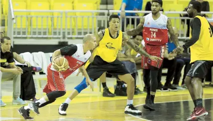  ??  ?? Carlos Arroyo, arriba buscando dejar atrás la defensa de Joel Jones Camacho durante un juego de fogueo entre Ponce y Arecibo, será jugador y coapoderad­o de los Cariduros de Fajardo en la venidera temporada.