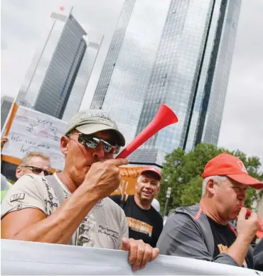  ?? Foto: dpa/Arne Dedert ?? Proteste der Halberg-Mitarbeite­r in Frankfurt