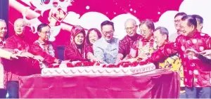  ?? ?? DIRGAHAYU: Abang Johari (lapan kiri) bersama pemimpin SUPP pada Majlis Sambutan Tahun Baharu Cina dan Ulang Tahun Ke-65 parti itu di Sibu malam kelmarin.