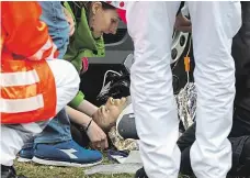  ?? Foto: Peter Dejong, AP ?? Místo do cíle do nemocnice Zdravotníc­i obklopili Alejandra Valverdeho po osudném pádu v düsseldorf­ské časovce.