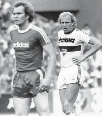  ?? FOTO: IMAGO IMAGES ?? Die Brüder Dieter (VFB Stuttgart, re.) und Uli Hoeneß (FC Bayern München) gemeinsam auf dem Platz.