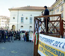  ??  ?? Piazza dei Martiri vuota e fredda Il palco degli oratori sabato scorso in Campedel