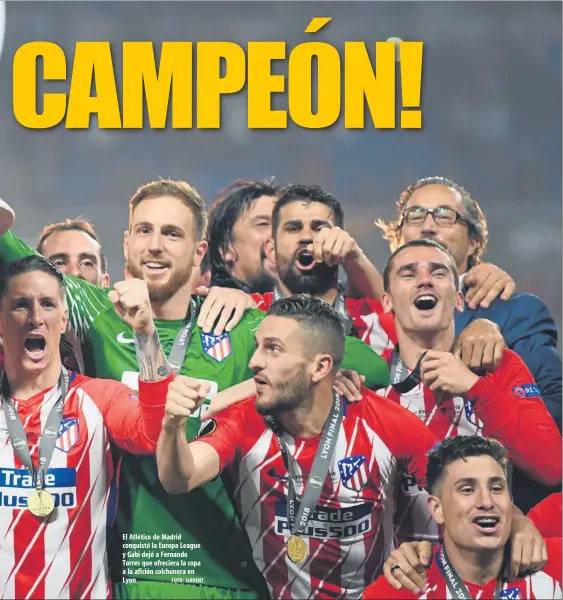  ?? FOTO: SIRVENT ?? El Atlético de Madrid conquistó la Europa League y Gabi dejó a Fernando Torres que ofreciera la copa a la afición colchonera en Lyon