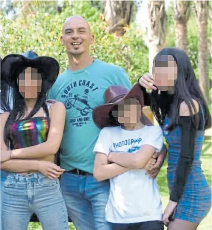  ?? Familia robledo ?? Robledo, con sus dos hijas, de 17 y 15 años, y su hijo, que tiene 12