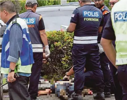  ?? [FOTO ASWADI ALIAS/BH] ?? Anggota Unit forensik Ibu Pejabat Kontinjen Terengganu memeriksa mayat seorang lelaki dipercayai dibunuh di Kompleks Seri Iman, semalam.