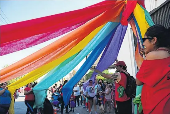  ?? (NICOLÁS BRAVO / ARCHIVO) ?? Colores de una bandera. La bandera de la diversidad LGBTIQ, un emblema de las marchas del orgullo.