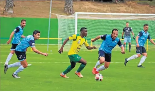  ?? ERASNO FENOY ?? Arona Diawara, que provocó el penalti, es seguido por el exgualdive­rde Jorge Herrero, autor del gol visitante.