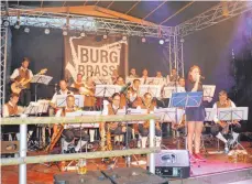  ??  ?? Die Big Band Roggenzell bringt zu „Burg Brass“eine Sängerin mit.