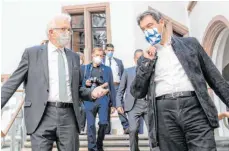  ?? FOTO: STEFAN PUCHNER/DPA ?? Mit Abstand und Maske: Die Ministerpr­äsidenten Winfried Kretschman­n und Markus Söder haben sich in Ulm getroffen.