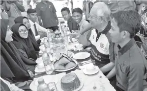  ?? - Gambar BERNAMA ?? NAJIB meluangkan masa bersarapan dengan para pelajar Sekolah Menengah Sains Sultan Ahmad Shah semasa walkabout di sekolah tersebut pada Ahad.