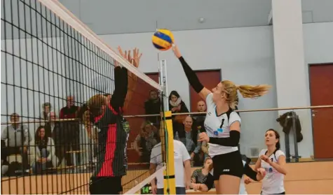  ?? Foto: Radloff ?? Eine knappe Niederlage mussten die Kleinaitin­ger Volleyball­erinnen (weiße Trikots) hinnehmen.