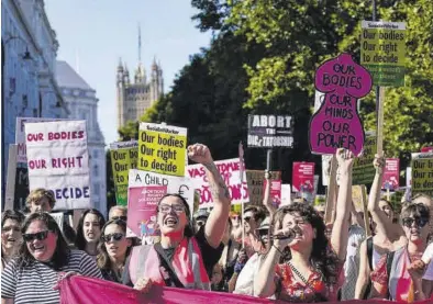  ?? ALBERTO PEZZALI / AP ?? Protesta feminista en favor del derecho al aborto.