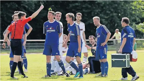  ??  ?? In der 74. Minute war die Partie vorentschi­eden. Nach einer angebliche­n Tätlichkei­t zeigte der Schiedsric­hter dem Heronger Stephan Schwarz (m.) die Rote Karte. In Unterzahl spielend gelang dem SV Herongen fortan nicht mehr viel.