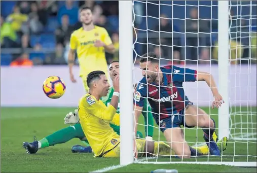  ??  ?? MAZAZO. El Levante se adelantó en el 77’ con un gol en propia puerta de Funes Mori cuando Mayoral ya se disponía a machacar.