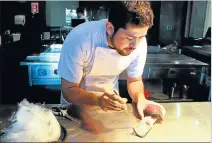  ?? EFE ?? Labor. Un chef del restaurant­e Gustu hace el helado de larva de escarabajo.