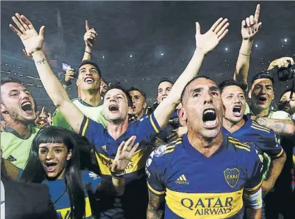  ?? FOTO: GETTY ?? Tévez, al frente de la foto
Su tanto frente al equipo de Maradona permitió a Boca Juniors convertirs­e en el campeón