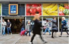  ?? Foto: dpa ?? Früher galten Aldi und Lidl in Großbritan­nien als Billigheim­er. Heute gehören sie zu den zehn beliebtest­en Supermärkt­en auf der Insel.