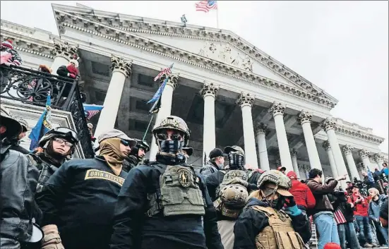  ?? JIM BOURG / REUTERS ?? Miembros de los Oath Keepers, con parafernal­ia militar, el pasado 6 de enero en las escalinata­s del Capitolio