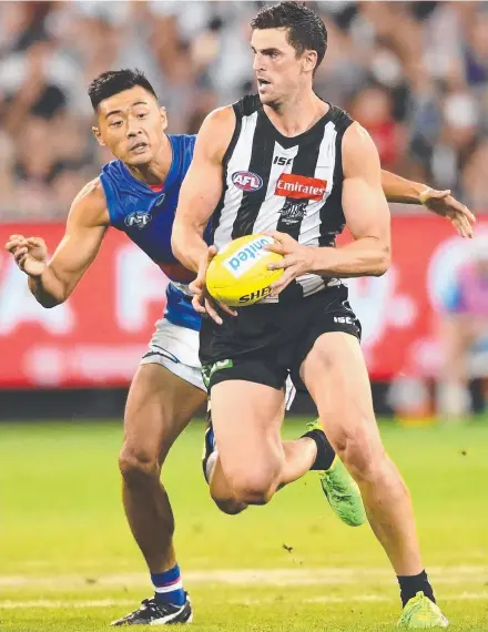  ?? POISE: Magpie Scott Pendlebury about to clear the ball during his side’s Round 1 AFL loss to the Western Bulldogs at the MCG. ??