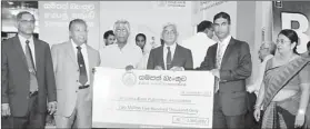  ??  ?? Tharaka Ranwala, DGM Marketing & Business Developmen­t, Sampath Bank handing over the official sponsorshi­p cheque to Mr Vijitha Yapa , President CIBF ( fourth from left) . Also in the picture are Chief Guest Professor Sunil Ariyaratne (third from left)...