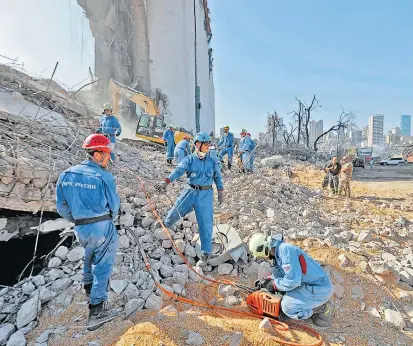  ??  ?? Russische Spezialist­en suchen drei Tage nach der Explosion im Hafen von Beirut nach Opfern der Katastroph­e. Noch immer werden zahlreiche Menschen vermisst.