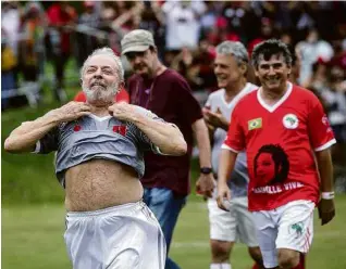  ?? Eduardo Knapp/Folhapress ?? Lula comemora gol em jogo festivo em Guararema (SP) neste domingo