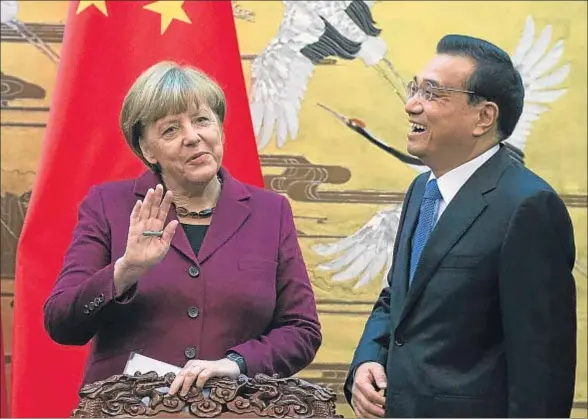  ?? SOEREN STACHE / EFE ?? La canciller alemana, Angela Merkel, conversa con el primer ministro chino, Li Keqiang, en el Gran Palacio del Pueblo de Pekín