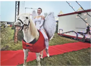  ?? RP-FOTO: MARKUS VAN OFFERN ?? Der Weihnachts­zirkus ist in der Stadt. Im Bild: „Engel“Chantal Lutzny mit Wallach „Shiton“.