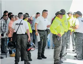  ?? FOTO MERY GRANADOS ?? Uniformado­s de la Policía Metropolit­ana custodian a presos en la URI.