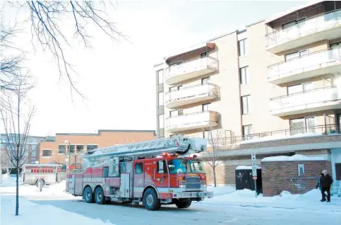  ?? PHOTO CATHERINE BOUCHARD ?? L’événement est survenu au 901, rue Laudance, près du Campanile, dans le secteur de Sainte-foy. Les pompiers ont évacué 120 résidents, qui ont rapidement été en mesure de regagner leur logement.