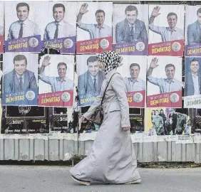  ?? Ansa ?? Dentro e fuori Sotto, manifesti di Demirtas e un comizio di Meral Aksener