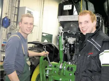  ?? BILDER: DIRK WIETING ?? Philipp Hoffmann (li.) zusammen mit Marius Vaske, dem zuständige­n Ausbilder und Leiter der Werkstatt &amp; Landtechni­k.