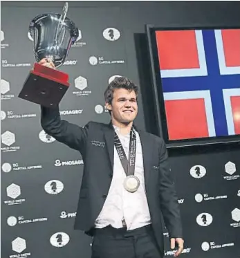  ?? MARK KAUZLARICH / REUTERS ?? Magnus Carlsen celebrando su victoria, el pasado miércoles en Nueva York