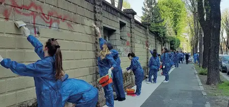  ??  ?? Municipio 3
La pulizia di 150 studenti universita­ri impegnati nell’operazione anti-graffiti in via Giuseppe Colombo a Città Studi