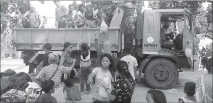  ?? AFP ?? Residents affected by an earthquake disembark from a government truck in Makalila town, North Cotabato yesterday.