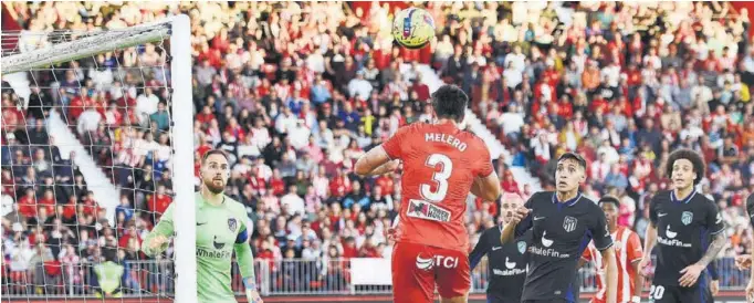  ?? JUAN SÁNCHEZ ?? Empate a uno en la primera vuelta donde pudo pasar de todo. Se adelantaro­n los colchonero­s, empataba El Bilal Touré y la segunda mitad fue de vértigo.