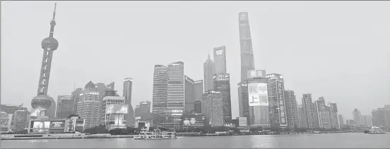  ?? ?? La ciudad de Shanghái es el escaparate de la industria automotriz china, que da prioridad a los vehículos eléctricos. Fotos Braulio Carbajal